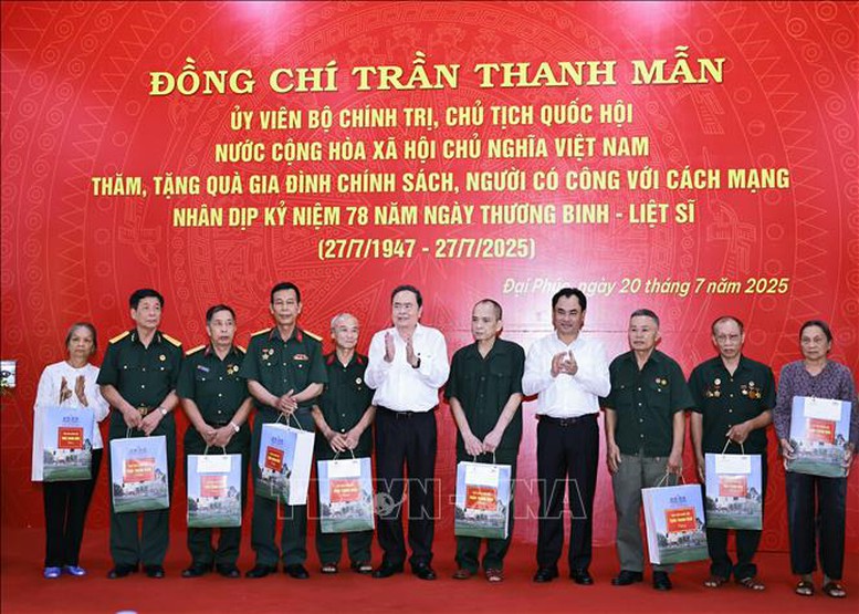 Chủ tịch Quốc hội tri ân các anh hùng liệt sĩ, người có công tại tỉnh Thái Nguyên