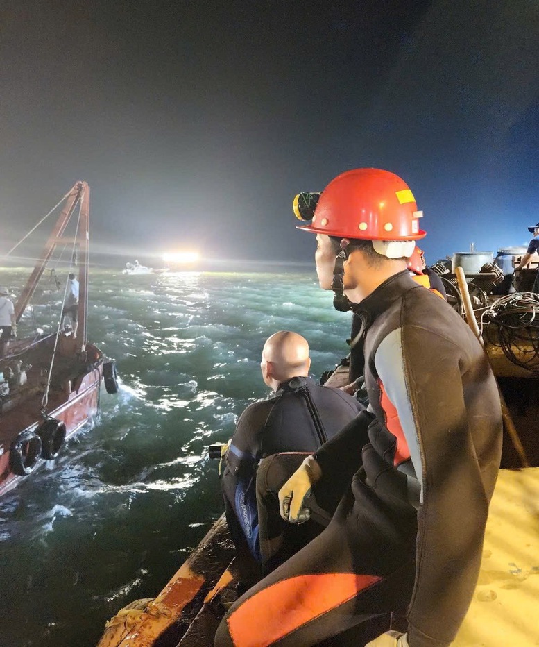 Trung tâm Cấp cứu mỏ - Vinacomin tham gia cứu nạn vụ tàu du lịch bị lật trên Vịnh Hạ Long- Ảnh 2.