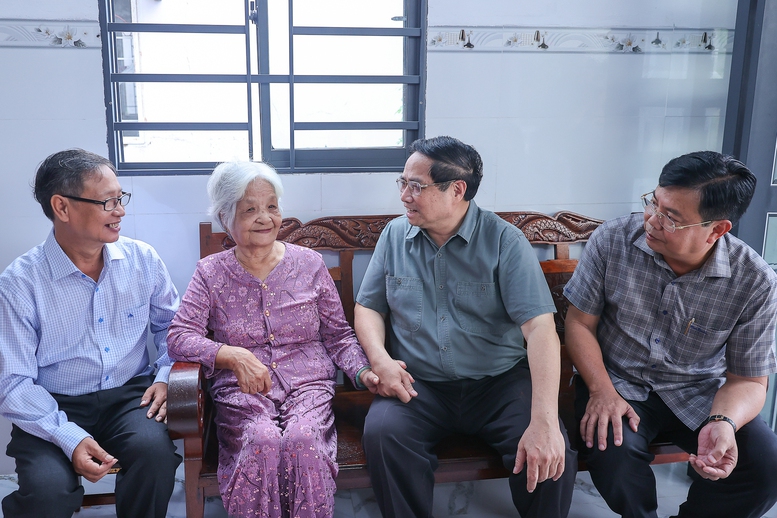 Thủ tướng tưởng niệm, tri ân các anh hùng liệt sĩ, người có công tại tỉnh An Giang- Ảnh 5.