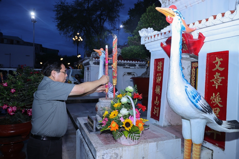 Thủ tướng thăm Lăng Thoại Ngọc Hầu và Miếu Bà Chúa Xứ núi Sam- Ảnh 2.