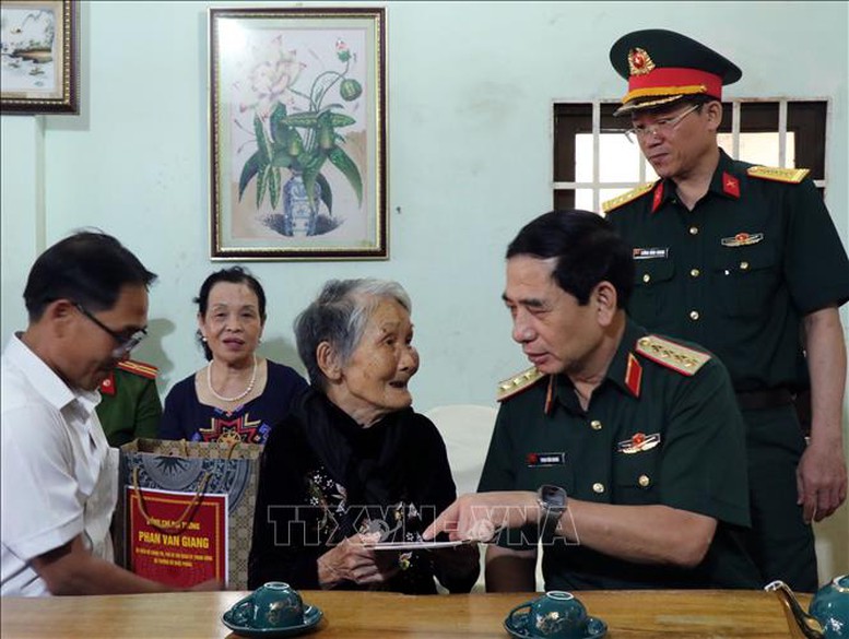 Đoàn công tác của Trung ương thăm gia đình chính sách, người có công với cách mạng tại Hà Tĩnh, Đắk Lắk- Ảnh 7.