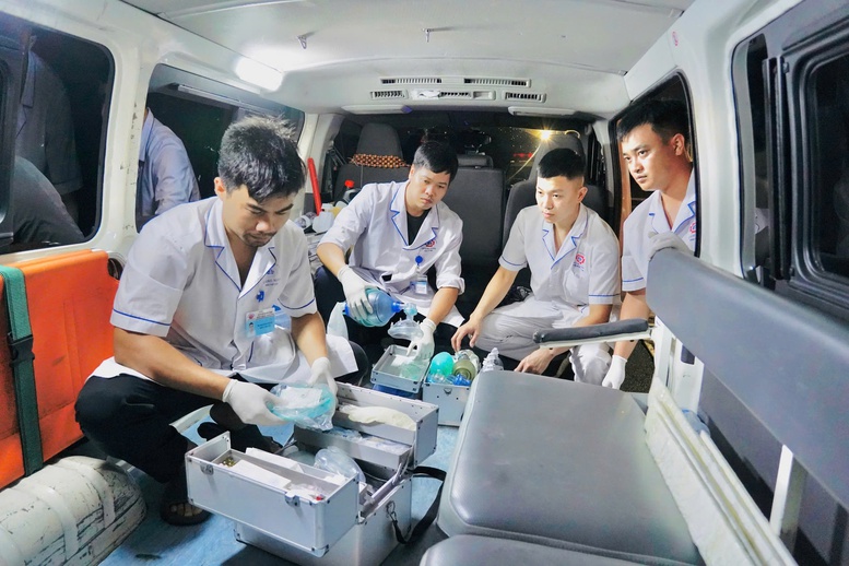 Tiếp tục tập trung toàn lực cứu chữa nạn nhân vụ lật tàu tại Vịnh Hạ Long- Ảnh 1.