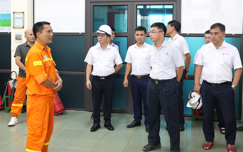 Hai đoàn công tác EVNNPT sẵn sàng ứng trực tại vùng tâm bão số 3