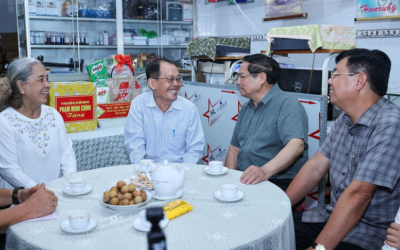 Thủ tướng tưởng niệm các anh hùng liệt sĩ, tri ân người có công tại An Giang