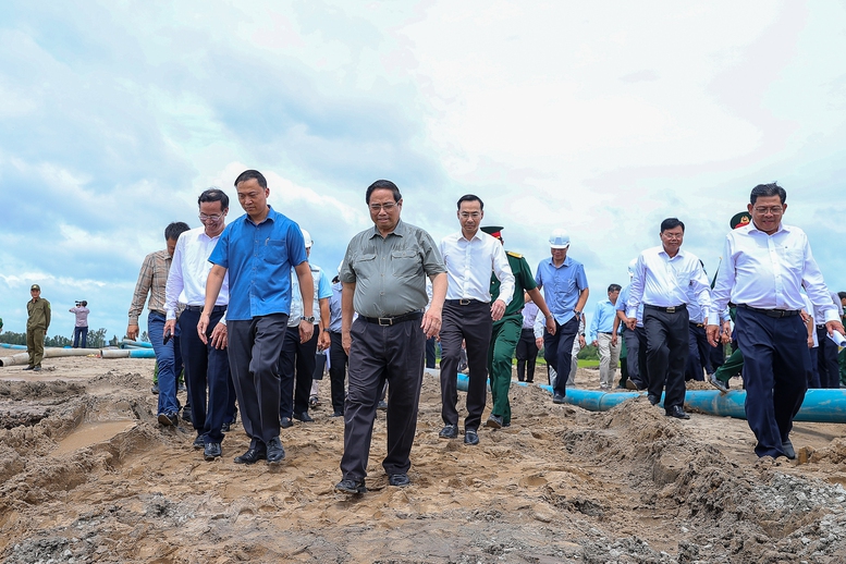 Thủ tướng kiểm tra công trường, chỉ đạo thông tuyến 2 dự án cao tốc tại ĐBSCL vào 19/12/2025- Ảnh 4.