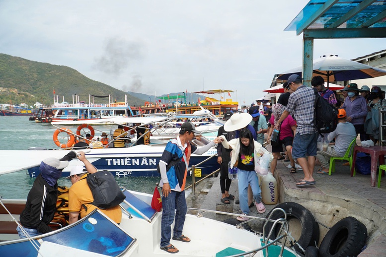 Khánh Hòa tăng cường kiểm tra hoạt động tàu du lịch tại vịnh Nha Trang- Ảnh 2.