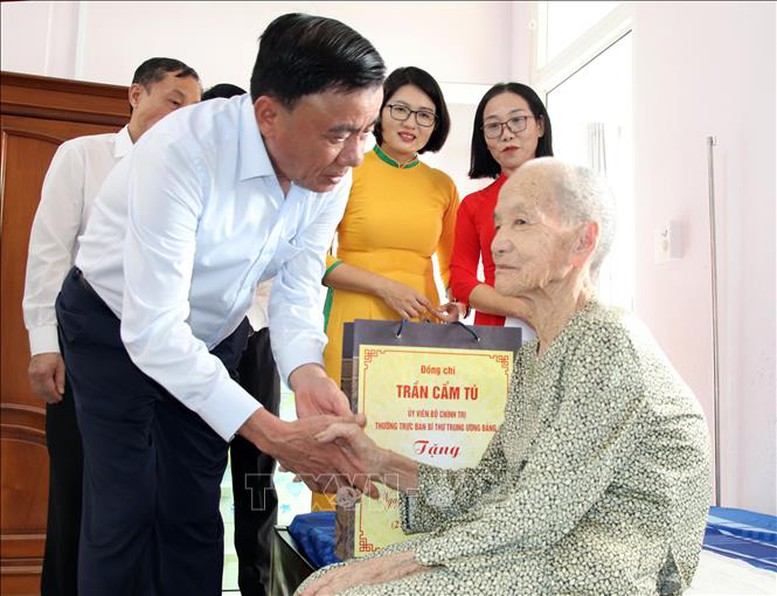 Thường trực Ban Bí thư thăm, tặng quà người có công ở Đà Nẵng- Ảnh 1.