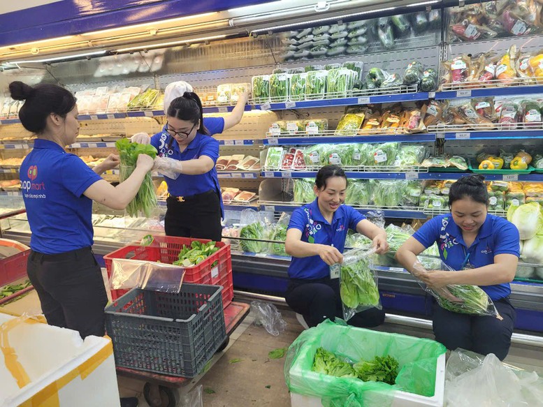 Co.opmart miền Bắc đảm bảo nguồn hàng ổn định và hỗ trợ cộng đồng an toàn vượt bão- Ảnh 2.