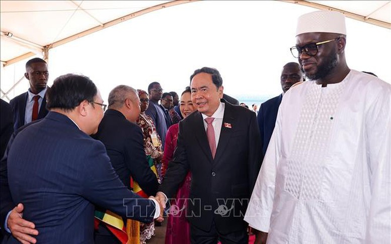 Chủ tịch Quốc hội Trần Thanh Mẫn và Phu nhân bắt đầu thăm chính thức Senegal