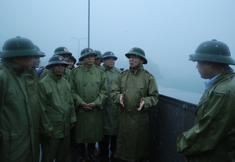 Phó Thủ tướng Trần Hồng Hà kiểm tra công tác phòng, chống bão số 3 tại các điểm xung yếu ở Thanh Hóa- Ảnh 3.