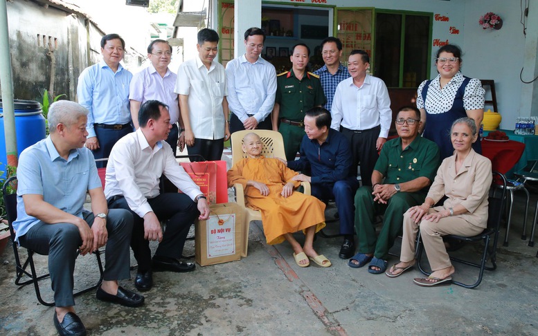 Phó Thủ tướng Trần Hồng Hà thăm, tặng quà gia đình người có công tại Biên Hòa, Đồng Nai nhân dịp 27/7