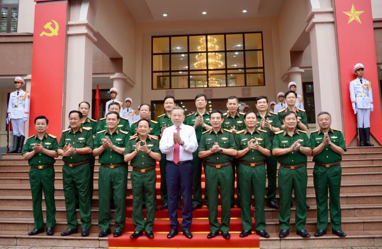 Phát biểu của Tổng Bí thư Tô Lâm tại buổi làm việc với Tổng cục Chính trị QĐND Việt Nam- Ảnh 2. Tổng Bí thư Tô Lâm, Bí thư Quân ủy Trung ương cùng các đồng chí lãnh đạo Quân ủy Trung ương, Bộ Quốc phòng, Tổng cục Chính trị QĐND Việt Nam.