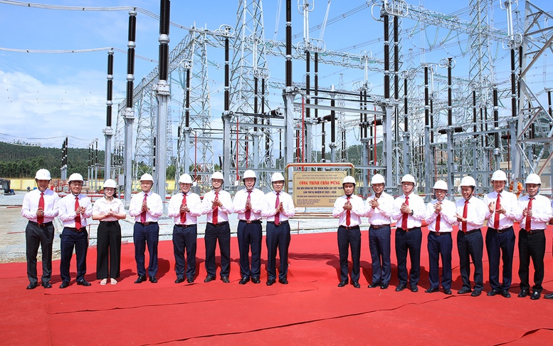 Gắn biển công trình chào mừng Đại hội Đảng bộ EVN lần thứ IV
