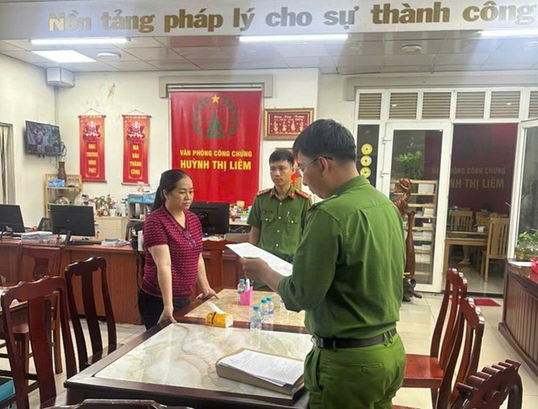 Bắt công chứng viên giả mạo chủ đất lừa đảo chiếm đoạt hơn 16 tỉ đồng- Ảnh 1.
