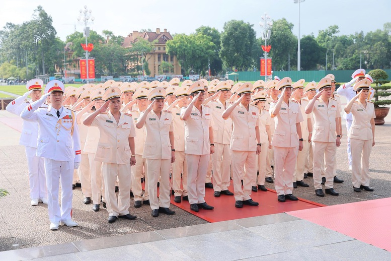 Lãnh đạo Đảng, Nhà nước vào Lăng viếng Chủ tịch Hồ Chí Minh, tưởng niệm các anh hùng liệt sĩ- Ảnh 7. Đoàn đại biểu Đảng ủy Công an Trung ương và Bộ Công an đặt vòng hoa và vào Lăng viếng Chủ tịch Hồ Chí Minh - Ảnh: VGP/Nhật Bắc