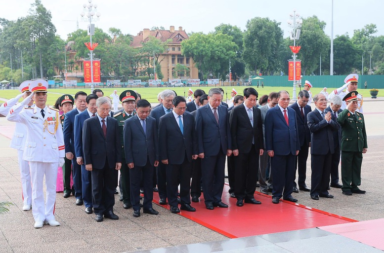 Lãnh đạo Đảng, Nhà nước vào Lăng viếng Chủ tịch Hồ Chí Minh, tưởng niệm các anh hùng liệt sĩ- Ảnh 2. Các đồng chí lãnh đạo, nguyên lãnh đạo Đảng, Nhà nước đặt vòng hoa và vào Lăng viếng Chủ tịch Hồ Chí Minh - Ảnh: VGP/Nhật Bắc