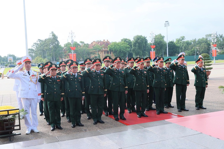 Lãnh đạo Đảng, Nhà nước vào Lăng viếng Chủ tịch Hồ Chí Minh, tưởng niệm các anh hùng liệt sĩ- Ảnh 5. Đoàn đại biểu Quân ủy Trung ương và Bộ Quốc phòng đặt vòng hoa và vào Lăng viếng Chủ tịch Hồ Chí Minh - Ảnh: VGP/Nhật Bắc