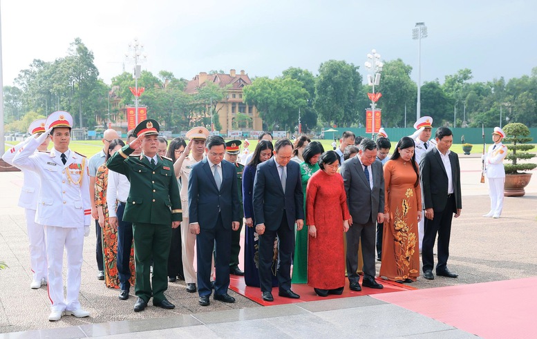 Lãnh đạo Đảng, Nhà nước vào Lăng viếng Chủ tịch Hồ Chí Minh, tưởng niệm các anh hùng liệt sĩ- Ảnh 9. Đoàn đại biểu TP. Hà Nội đặt vòng hoa và vào Lăng viếng Chủ tịch Hồ Chí Minh - Ảnh: VGP/Nhật Bắc