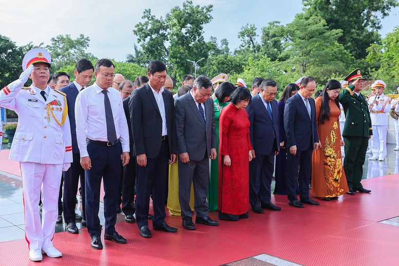 Lãnh đạo Đảng, Nhà nước vào Lăng viếng Chủ tịch Hồ Chí Minh, tưởng niệm các anh hùng liệt sĩ- Ảnh 10. Đoàn đại biểu TP. Hà Nội tưởng niệm các anh hùng liệt sĩ - Ảnh: VGP/Nhật Bắc
