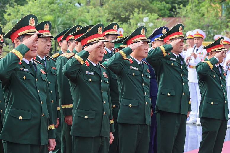 Lãnh đạo Đảng, Nhà nước vào Lăng viếng Chủ tịch Hồ Chí Minh, tưởng niệm các anh hùng liệt sĩ- Ảnh 6. Đoàn đại biểu Quân ủy Trung ương và Bộ Quốc phòng tưởng niệm các anh hùng liệt sĩ - Ảnh: VGP/Nhật Bắc