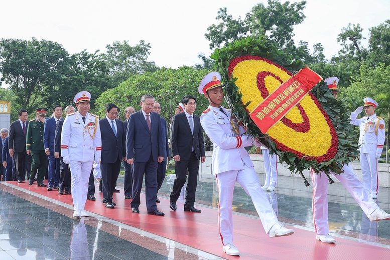 Lãnh đạo Đảng, Nhà nước vào Lăng viếng Chủ tịch Hồ Chí Minh, tưởng niệm các anh hùng liệt sĩ- Ảnh 3. Các đồng chí lãnh đạo, nguyên lãnh đạo Đảng, Nhà nước dâng hương tại Đài tưởng niệm các anh hùng liệt sĩ - Ảnh: VGP/Nhật Bắc