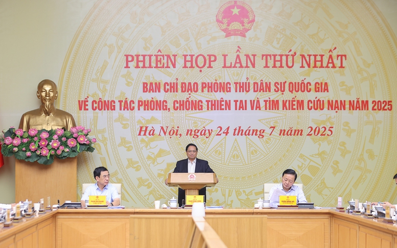 Thủ tướng: Phải bằng mọi cách tiếp cận những nơi bị chia cắt do bão lũ, thiên tai