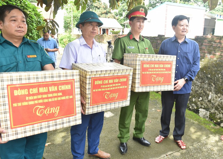 Phó Thủ tướng Mai Văn Chính thăm hỏi, động viên người dân bị ảnh hưởng bởi mưa lũ tại Thanh Hóa- Ảnh 3.
