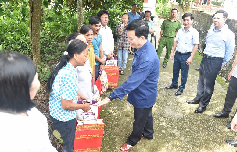 Phó Thủ tướng Mai Văn Chính thăm hỏi, động viên người dân bị ảnh hưởng bởi mưa lũ tại Thanh Hóa- Ảnh 2.