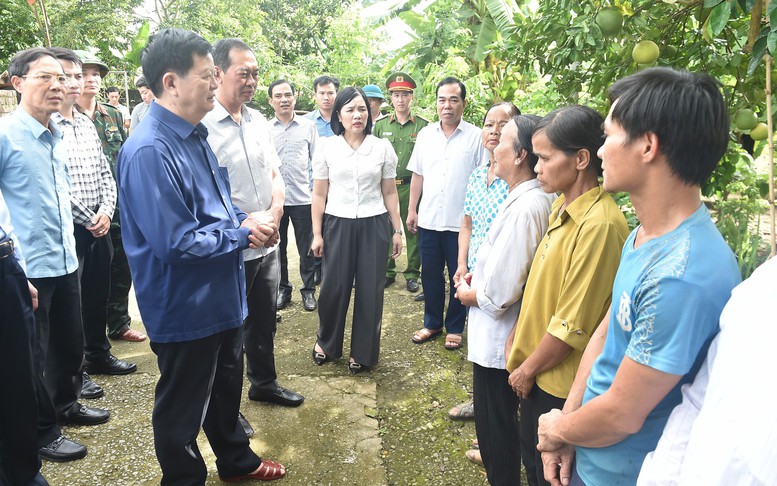 Phó Thủ tướng Mai Văn Chính thăm hỏi, động viên người dân bị ảnh hưởng bởi mưa lũ tại Thanh Hóa