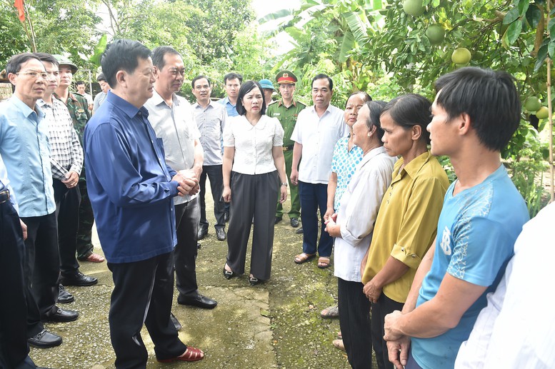 Phó Thủ tướng Mai Văn Chính thăm hỏi, động viên người dân bị ảnh hưởng bởi mưa lũ tại Thanh Hóa- Ảnh 1.