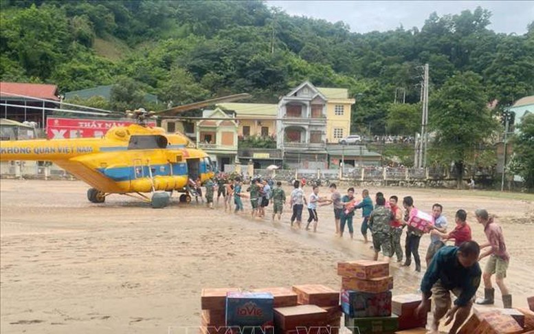 Quân đội điều động máy bay trực thăng chuyển hàng cứu trợ vào Nghệ An