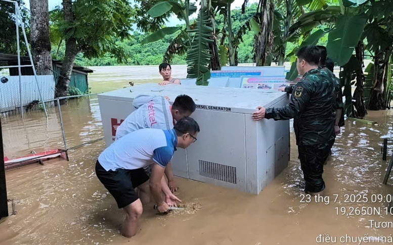 Viettel hỗ trợ khách hàng tại Nghệ An bị cô lập do lũ lụt duy trì liên lạc