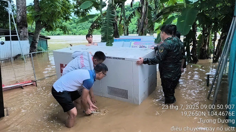 Viettel hỗ trợ khách hàng tại Nghệ An bị cô lập do lũ lụt duy trì liên lạc- Ảnh 1.