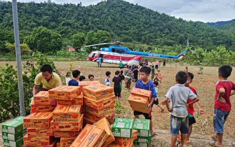 Bộ Quốc phòng tiếp tục huy động trực thăng mang hàng cứu trợ vùng lũ Nghệ An