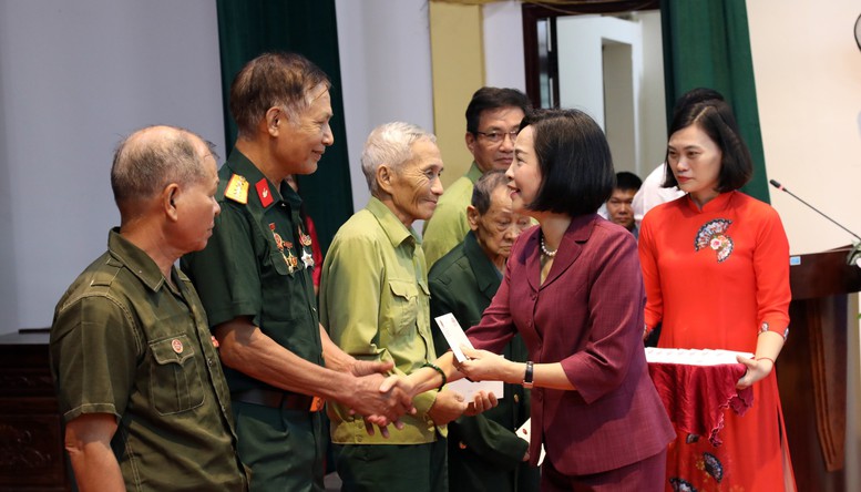 Lãnh đạo Đảng, Nhà nước, Quốc hội tri ân gia đình chính sách, người có công ở nhiều địa phương- Ảnh 7.