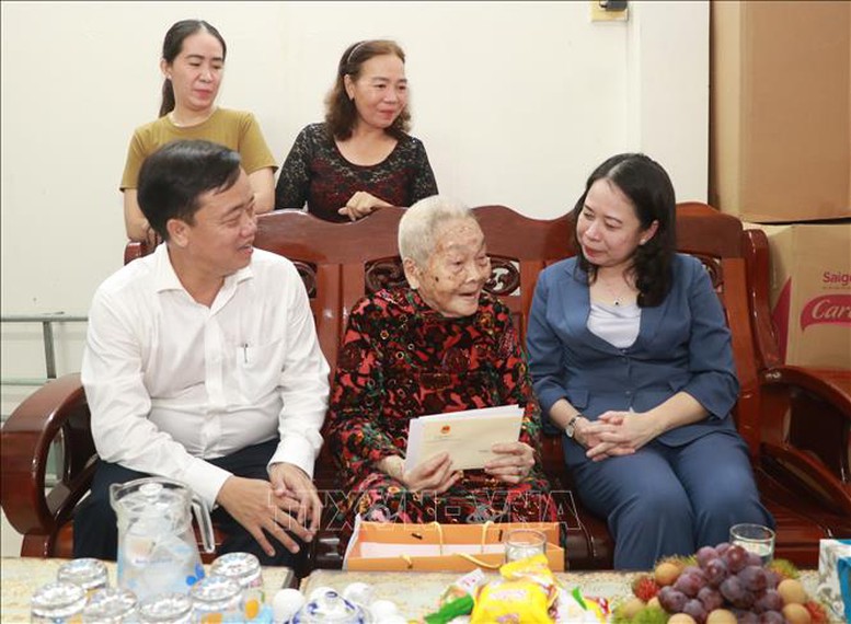 Lãnh đạo Đảng, Nhà nước, Quốc hội tri ân gia đình chính sách, người có công ở nhiều địa phương- Ảnh 1.