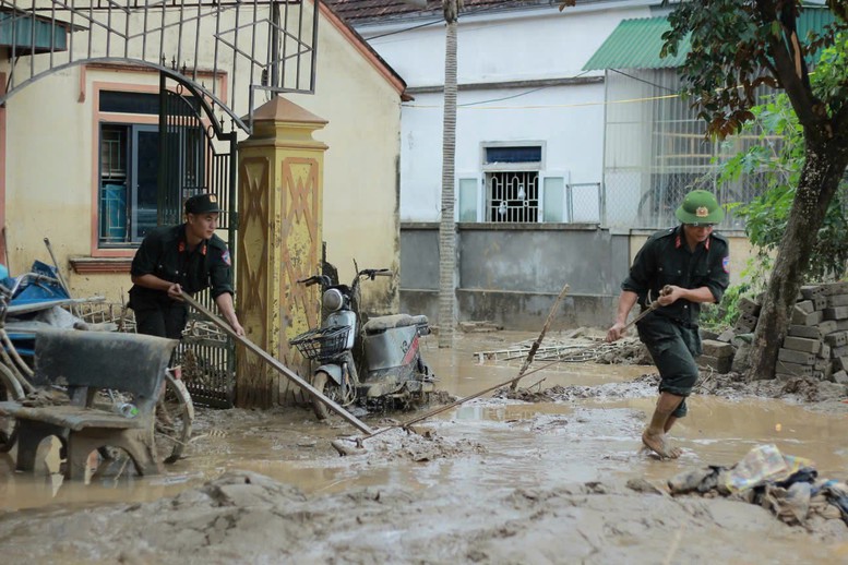 Cán bộ, chiến sĩ công an, quân đội ra quân giúp đỡ Nhân dân hai tỉnh Nghệ An, Thanh Hóa- Ảnh 4.