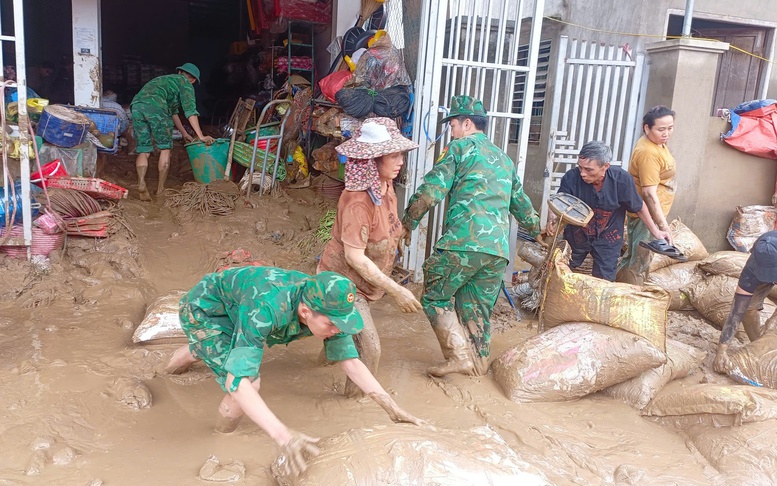 Cán bộ, chiến sĩ công an, quân đội ra quân giúp đỡ Nhân dân hai tỉnh Nghệ An, Thanh Hóa