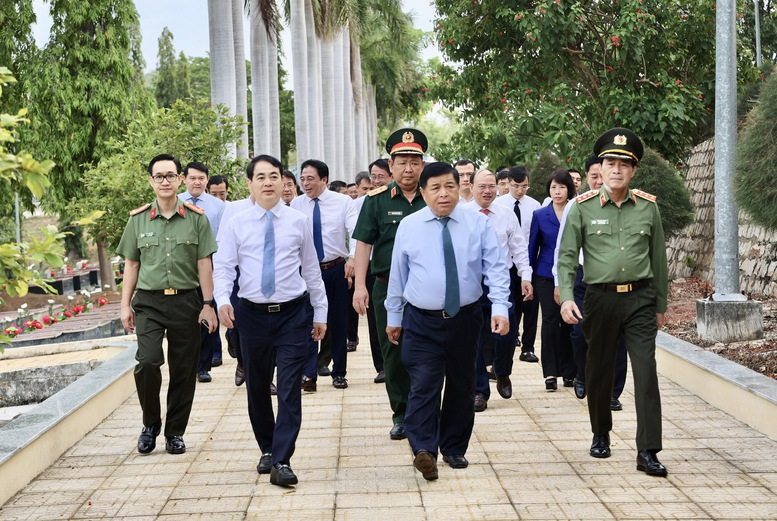 Phó Thủ tướng Nguyễn Chí Dũng tri ân sự hy sinh to lớn của các anh hùng liệt sĩ- Ảnh 1.