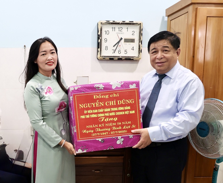 Phó Thủ tướng Nguyễn Chí Dũng thăm, tặng quà gia đình có công với cách mạng- Ảnh 5.