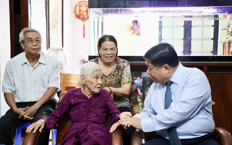 Phó Thủ tướng Nguyễn Chí Dũng thăm, tặng quà gia đình có công với cách mạng