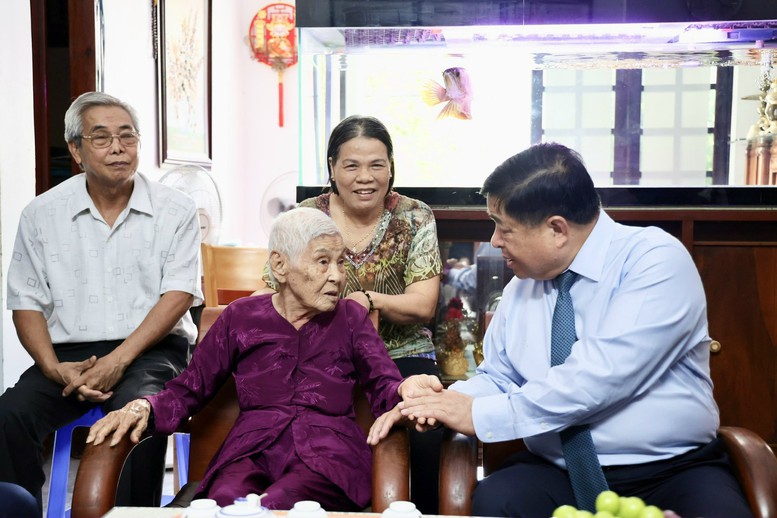 Phó Thủ tướng Nguyễn Chí Dũng thăm, tặng quà gia đình có công với cách mạng- Ảnh 1.