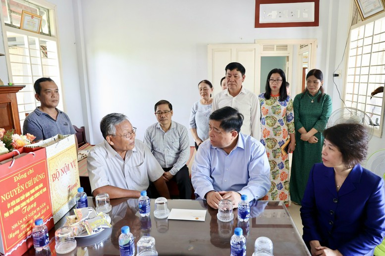 Phó Thủ tướng Nguyễn Chí Dũng thăm, tặng quà gia đình có công với cách mạng- Ảnh 2.