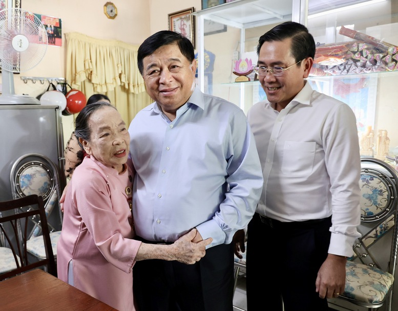Phó Thủ tướng Nguyễn Chí Dũng thăm, tặng quà gia đình có công với cách mạng- Ảnh 3.