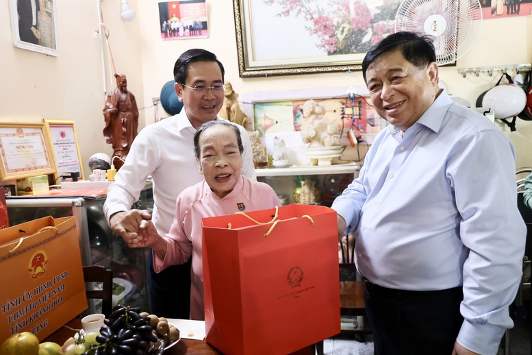 Phó Thủ tướng Nguyễn Chí Dũng thăm, tặng quà gia đình có công với cách mạng- Ảnh 4.