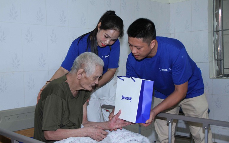 Vinamilk tri ân thế hệ đi trước bằng nghệ thuật và tình cảm