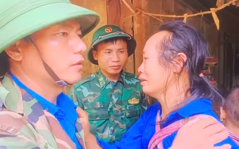 Bộ đội Biên phòng tiếp cận bản Phá Mựt cứu trợ khẩn cấp