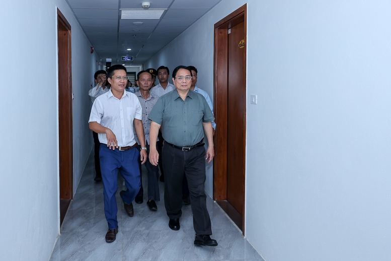 Thủ tướng thăm cây cầu mới qua sông Hương và dự án nhà ở xã hội tại Huế- Ảnh 2.