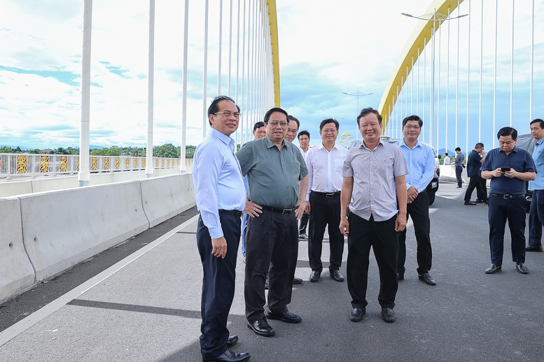 Thủ tướng thăm cây cầu mới qua sông Hương và dự án nhà ở xã hội tại Huế- Ảnh 4.