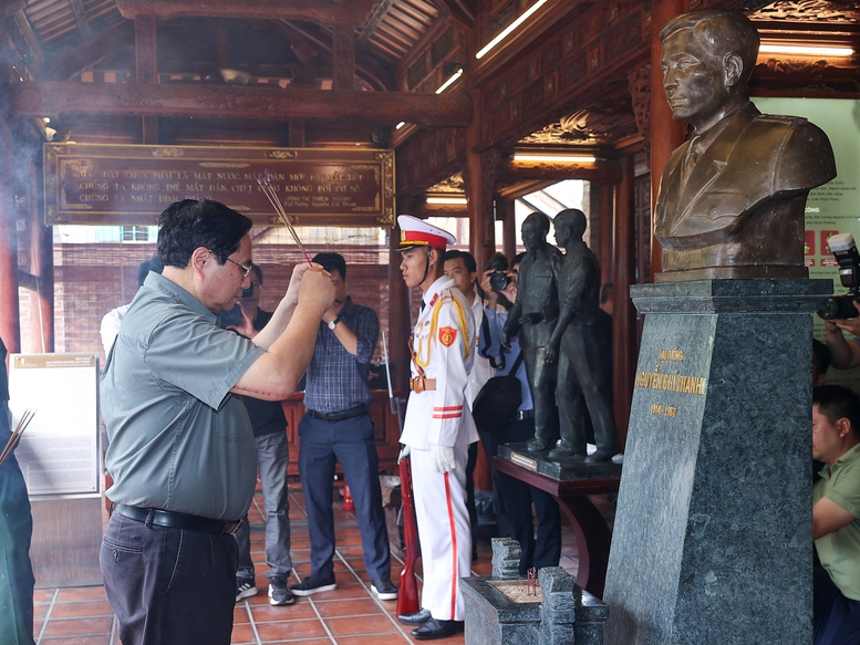Thủ tướng dâng hương tưởng niệm Tổng Bí thư Lê Duẩn và Đại tướng Nguyễn Chí Thanh- Ảnh 5.